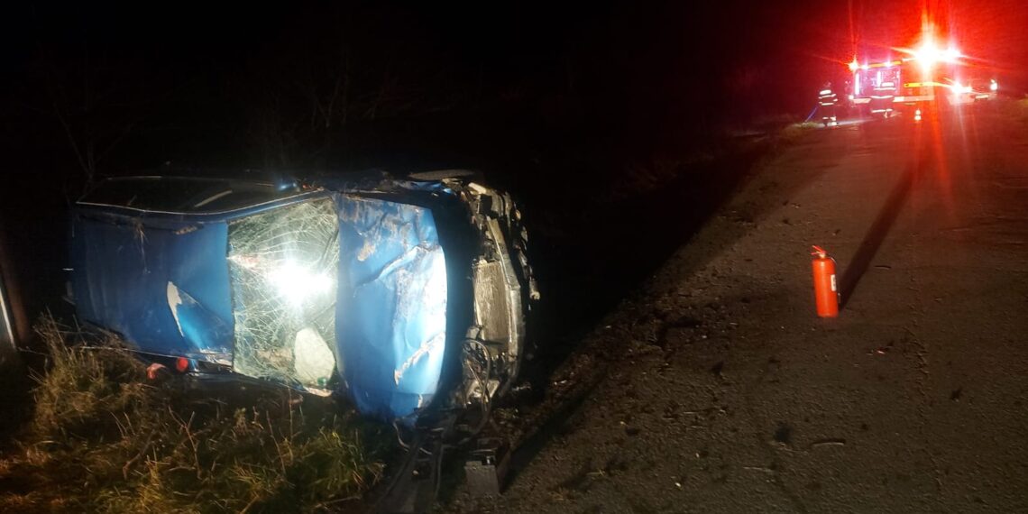 FOTO O tânără de 18 ani a ajuns la spital după ce autoturismul în care se afla a lovit un stâlp din lemn de pe raza localității Fântâna Mare