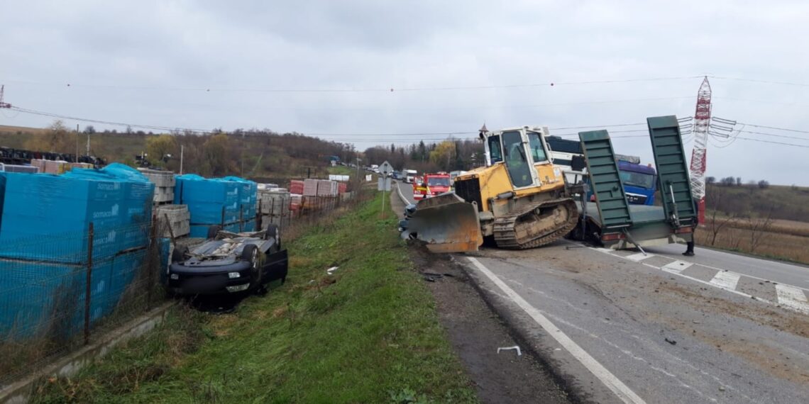 FOTO Accident rutier pe raza localității Fântăna Mare, după ce un utilaj a căzut de pe o platformă peste două autoturisme
