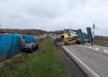 FOTO Accident rutier pe raza localității Fântăna Mare, după ce un utilaj a căzut de pe o platformă peste două autoturisme