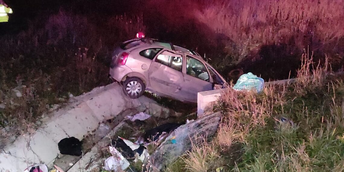 FOTO Accident tragic în zona șoselei de centură a municipiului Rădăuți. Un bărbat a decedat după ce a ieșit cu mașina de pe drum