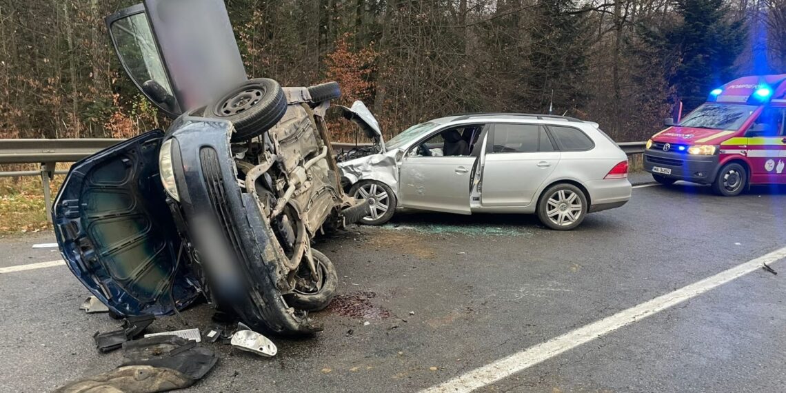 FOTO Patru persoane au fost rănite în urma unui accident rutier pe raza localității Păltinoasa. Un tânăr de 20 de ani a ajuns în comă la spital