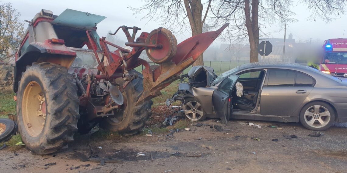 FOTO Accident pe raza localității Pârteștii de Sus, între un autoturism și un tractor. Două persoane au ajuns la spital