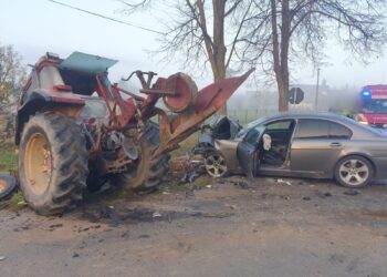 FOTO Accident pe raza localității Pârteștii de Sus, între un autoturism și un tractor. Două persoane au ajuns la spital