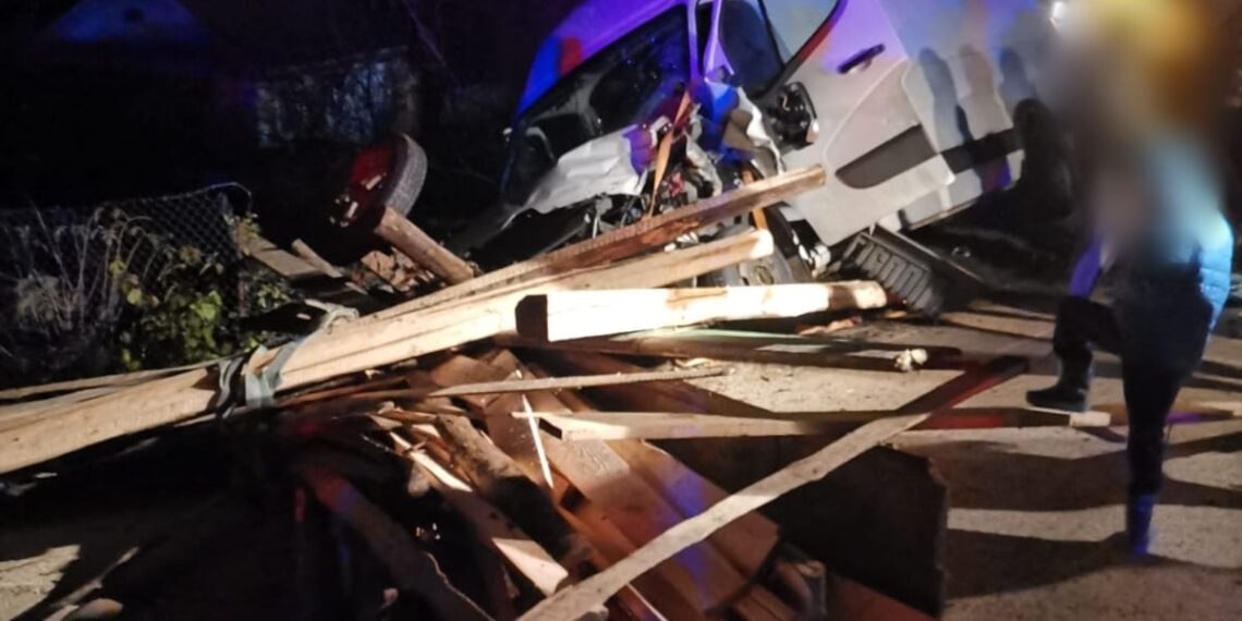 FOTO Accidentul rutier de la Preutești s-a produs din cauza unei femei care conducea o căruță și nu a acordat prioritate unei autoutilitare. Femeia a fost transportată la spital