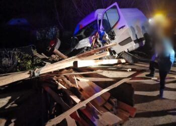 FOTO Accidentul rutier de la Preutești s-a produs din cauza unei femei care conducea o căruță și nu a acordat prioritate unei autoutilitare. Femeia a fost transportată la spital