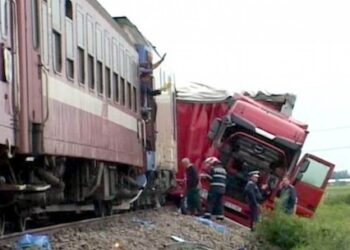 Un șofer de camion, tatăl a trei copii, a fost condamnat la un an și șase luni de închisoare cu suspendare pentru că nu a acordat prioritate unui tren. Autoutilitara a fost surprinsă de locomotivă pe calea ferată