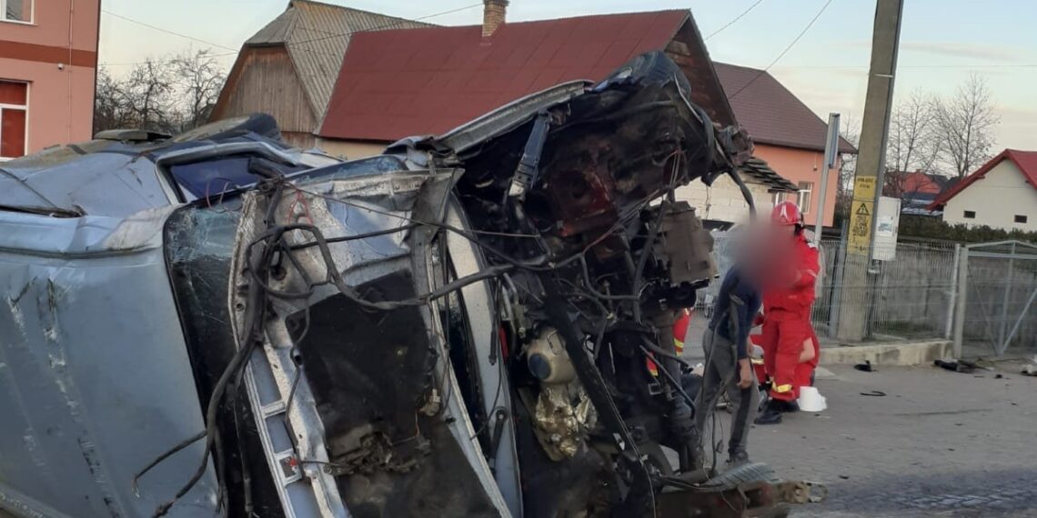FOTO Accident mortal la Vicovu de Sus. Un bărbat a murit în urma coliziunii a două autovehicule