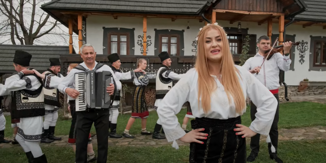 VIDEO Cântăreața Adina Elena Plaiu a lansat primul său proiect muzical ”Dați cu toții mâna, ca în Bucovina”