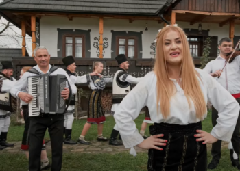 VIDEO Cântăreața Adina Elena Plaiu a lansat primul său proiect muzical ”Dați cu toții mâna, ca în Bucovina”