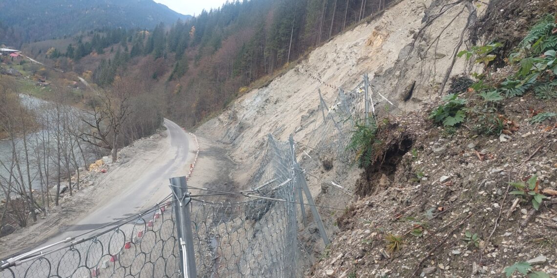 Prefectura Suceava susține că în viitorul apropiat vor începe lucrările de consolidare a versantului de pe DN 17 B, la Holda