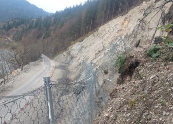 Prefectura Suceava susține că în viitorul apropiat vor începe lucrările de consolidare a versantului de pe DN 17 B, la Holda