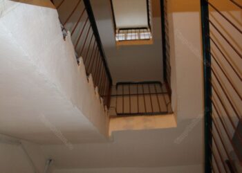 Un bărbat cheaun din cauza alcoolului și-a spart capul într-o scară de bloc