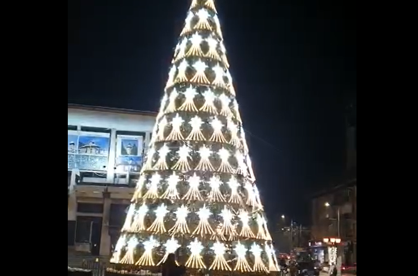 VIDEO Aprinderea instalațiilor din bradul de Crăciun amplasat în centrul Sucevei va avea loc la data de 28 noiembrie, ora 18.00