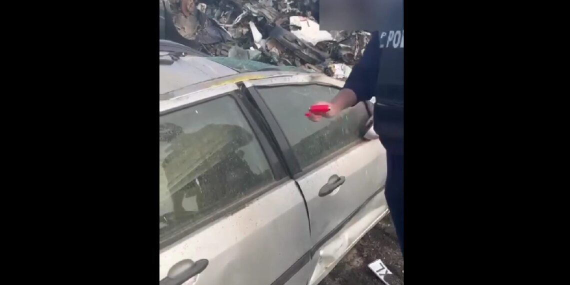 VIDEO Ciocănelele pe care polițiștii le-au primit pentru a sparge geamuri au fost retrase după câteva zile: „Nu puteau sparge un geam cu această ‹chinezărie›”