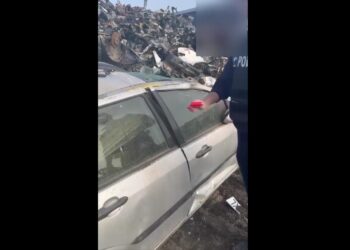 VIDEO Ciocănelele pe care polițiștii le-au primit pentru a sparge geamuri au fost retrase după câteva zile: „Nu puteau sparge un geam cu această ‹chinezărie›”