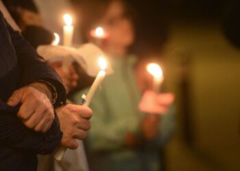 O persoană i-a cerut Arhiepiscopului Sucevei și Rădăuților să îi comunice legea care prevede ”amenzi de o sută milioane lei pentru faptul că folosești în biserică alte lumânări (din comerț) decât cele cumpărate din biserică”