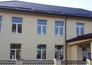 Primăria Râșca plătește circa 35.000 de euro pentru amenajarea unui teren de sport cu nocturnă la Școala Gimnazială Râșca