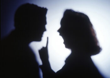O suceveancă beată și-a înjurat și insultat soțul cu poftă, de față cu polițiștii, după ce aceasta a sunat la 112 și a spus că bărbatul face scandal