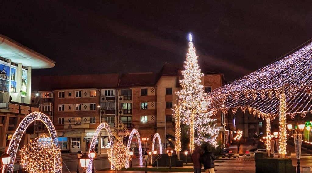 Primăria Suceava a plătit circa 9.000 de euro pentru „kit arcadă luminoasă formată din 5 elemente/arcade”