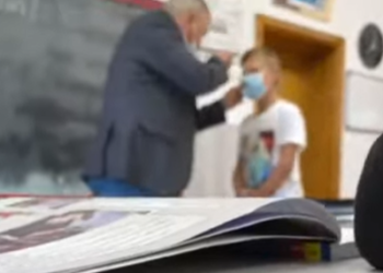 VIDEO Decizie definitivă. Amendă penală de 3.500 de lei pentru profesorul sucevean filmat în timp ce pălmuia un elev în fața clasei