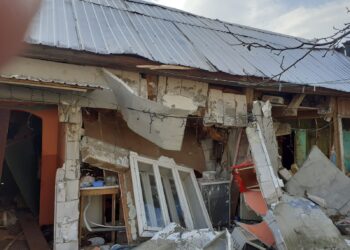 FOTO Explozie într-o bucătărie de vară din Mușenița, din cauza unor acumulări de gaze de la o butelie. Două persoane au fost rănite