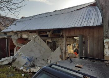 FOTO Explozie într-o bucătărie de vară din Mușenița, din cauza unor acumulări de gaze de la o butelie. Două persoane au fost rănite