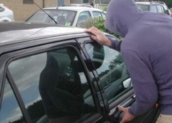 Și-a lăsat mașina nesupravegheată circa cinci minute în Șcheia și a rămas fără telefonul mobil lăsat în autoturism