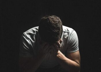 Individ, trimis în judecată pentru că l-a tâlhărit pe un bărbat de 10 lei și l-a violat oral în spatele unei clădiri din Fălticeni