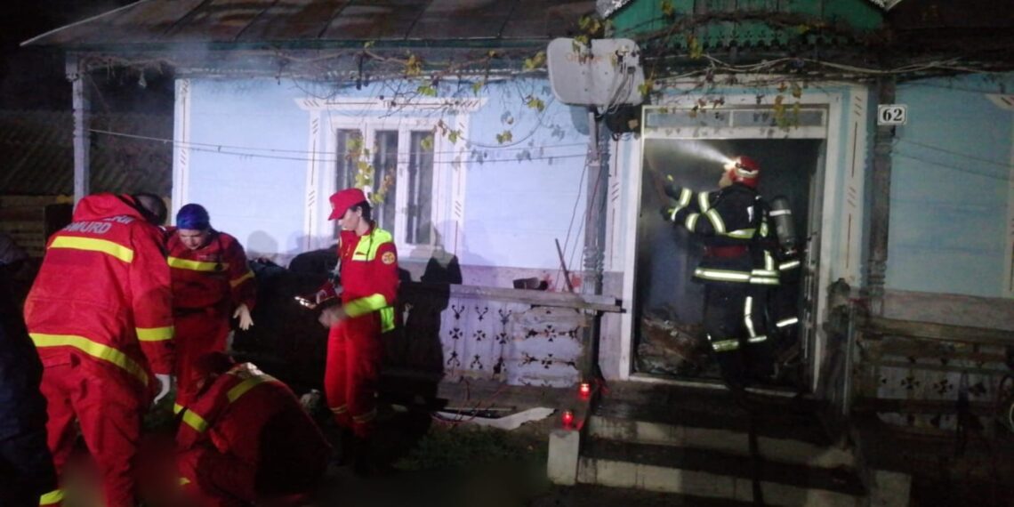 FOTO Un nevăzător de 86 de a murit în locuința care i-a luat foc. Un vecin și-a riscat viața intrând în locuință și încercând să îl salveze pe bătrân