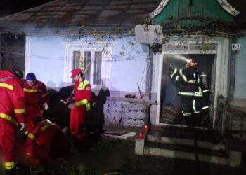 FOTO Un nevăzător de 86 de a murit în locuința care i-a luat foc. Un vecin și-a riscat viața intrând în locuință și încercând să îl salveze pe bătrân