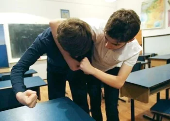 Un elev a leșinat în clasă, după ce a fost mustrat de directoare pentru că l-a lovit cu pumnul în cap pe un coleg. Adolescentul a scăpat de ore, fiind transportat la spital