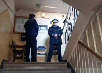 Doi frați s-au ”împuns” într-un apartament de pe strada Oituz din Suceava, după câteva pahare