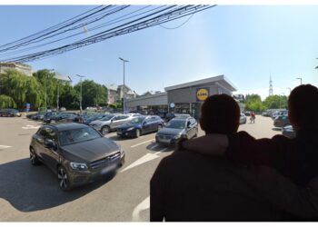 Doi amici care voiau să fure băuturi alcoolice din Lidl au fost prinși după ce au pasat sticlele de la unul la altul