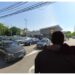 Doi amici care voiau să fure băuturi alcoolice din Lidl au fost prinși după ce au pasat sticlele de la unul la altul