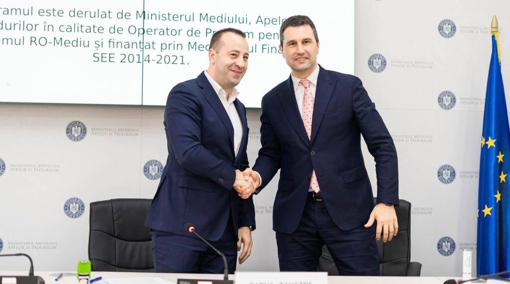 Viceprimarul Sucevei, Lucian Harșovschi, a semnat contractul în valoare de peste 8,6 milioane de lei, din fonduri norvegiene, pentru închiderea gropii de gunoi de la Ipotești