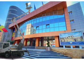 Primăria Suceava a plătit peste 31.000 de euro pentru ”închiriere macara și nacelă cu operator” în vederea îndepărtării cuiburilor de păsări, spălării geamurilor și tăierii și toaletării la înălțime a arborilor