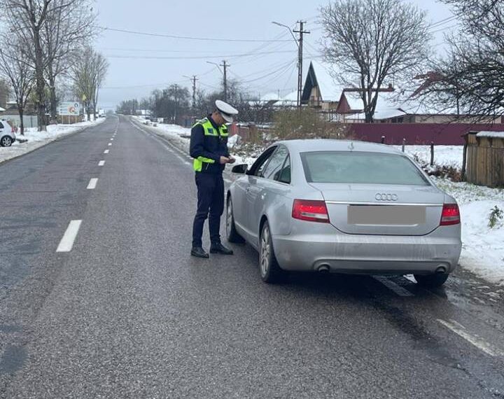Polițiștii suceveni le amintesc șoferilor că trebuie să aibă montate anvelope de iarnă pe autovehicule. Se aplică amenzi între 1.305 lei și 2.900 de lei