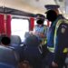 Închisoare cu suspendare pentru un bărbat și o femeie care l-au prădat pe un cetățean în tren, după ce acesta a adormit. Victimei i s-au furat două monede de aur, 3.000 de lei și telefonul mobil
