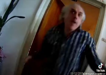 VIDEO Un bătrân în pijamale l-a făcut KO pe un polițist, dintr-un pumn. Omul legii a bătut la ușa agresorului în urma unui apel 112 pentru ”scandal în familie”