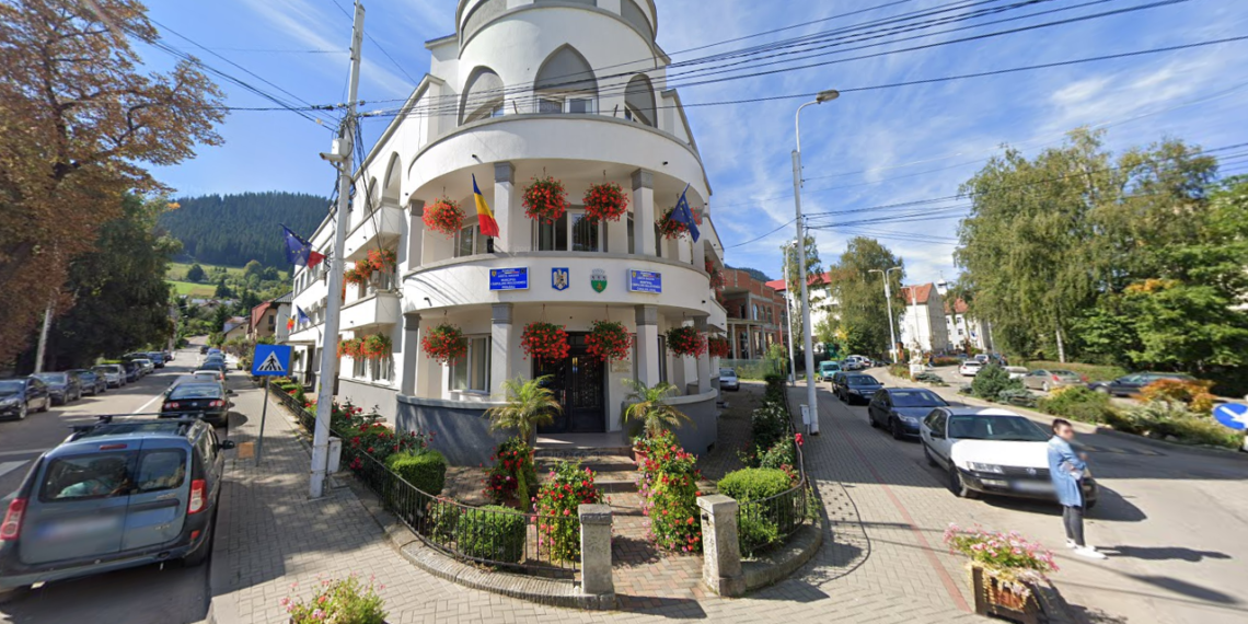 Primăria Câmpulung Moldovenesc plătește peste 20.000 de euro pentru montarea echipamentelor electrice de iluminat ornamental pentru sărbătorile de iarnă