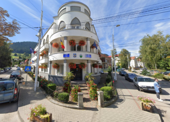 Primăria Câmpulung Moldovenesc plătește peste 20.000 de euro pentru montarea echipamentelor electrice de iluminat ornamental pentru sărbătorile de iarnă
