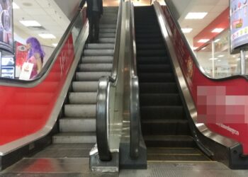 Un bătrân de 81 de ani și-a rupt clavicula dreaptă după ce a căzut pe scările rulante de la Iulius Mall. Victima voia să meargă la Serviciul Înmatriculări Auto
