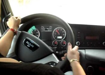 Șoferiță sancționată contravențional pentru că transporta circa 5,25 metri cubi de material lemnos fără acte