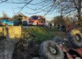 TAF răsturnat în afara unui drum din Râșca. Un bărbat a rămas blocat în interiorul utilajului