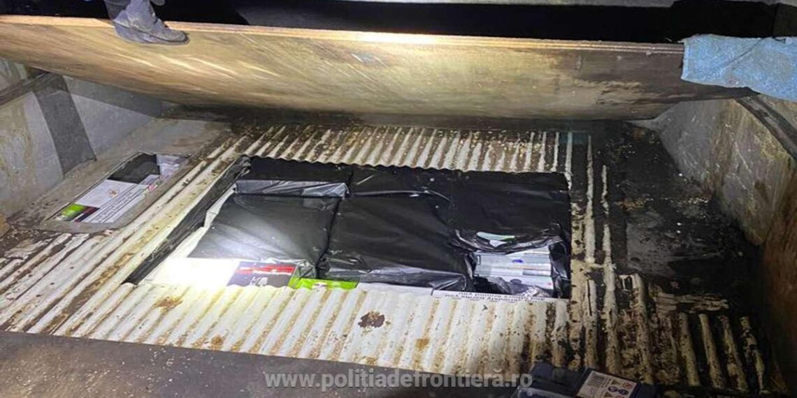 FOTO Microbuz indisponibilizat, după ce în podeaua acestuia au fost decoperite țigări de contrabandă în valoare de circa 2.400 de lei