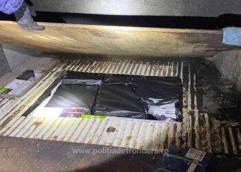 FOTO Microbuz indisponibilizat, după ce în podeaua acestuia au fost decoperite țigări de contrabandă în valoare de circa 2.400 de lei