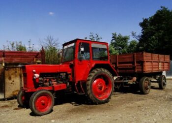 Hoții au furat bateria tractorului unui bărbat din Zamostea