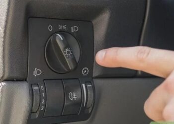 Șofer beat, tras pe dreapta de polițiști pentru că circula cu farurile stinse prin Grănicești   