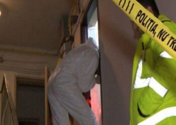 Un humorean a fost găsit mort în casă, cu mâna stângă pe o sticlă goală de 2 litri de vodkă