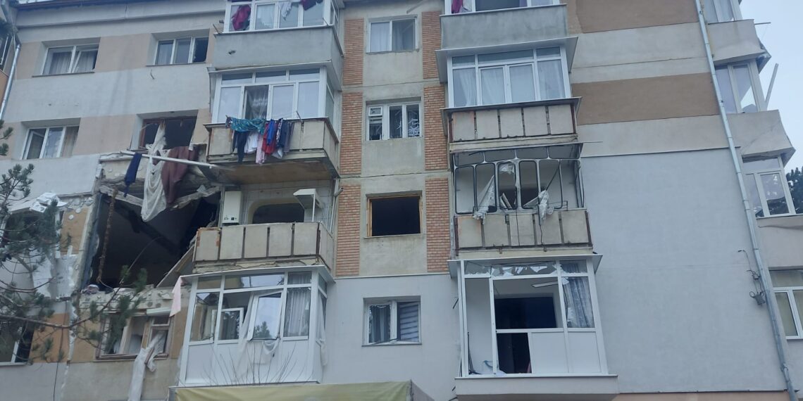 Medicii de la Spitalul ”Sfântul Spiridon” Iași, despre suceveanul căruia explozia devastatoare din Burdujeni i-a provocat arsuri pe 90% din suprafața corporală și l-a aruncat de la etajul II al blocului